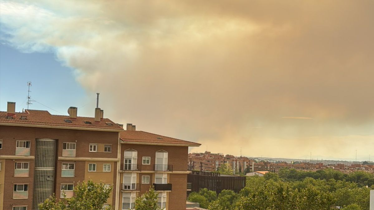 El cielo de Alcorcón se llena de ceniza por el incendio en Méntrida