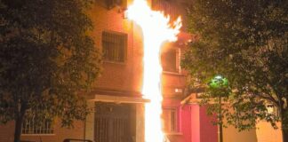 Incendio presuntamente intencionado en un bar afecta a un edificio en Alcorcón