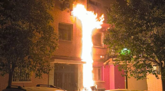 Incendio presuntamente intencionado en un bar afecta a un edificio en Alcorcón