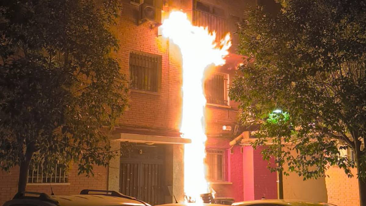 Incendio presuntamente intencionado en un bar afecta a un edificio en Alcorcón