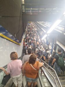 El éxodo de los vecinos de Alcorcón para llegar a Madrid este verano