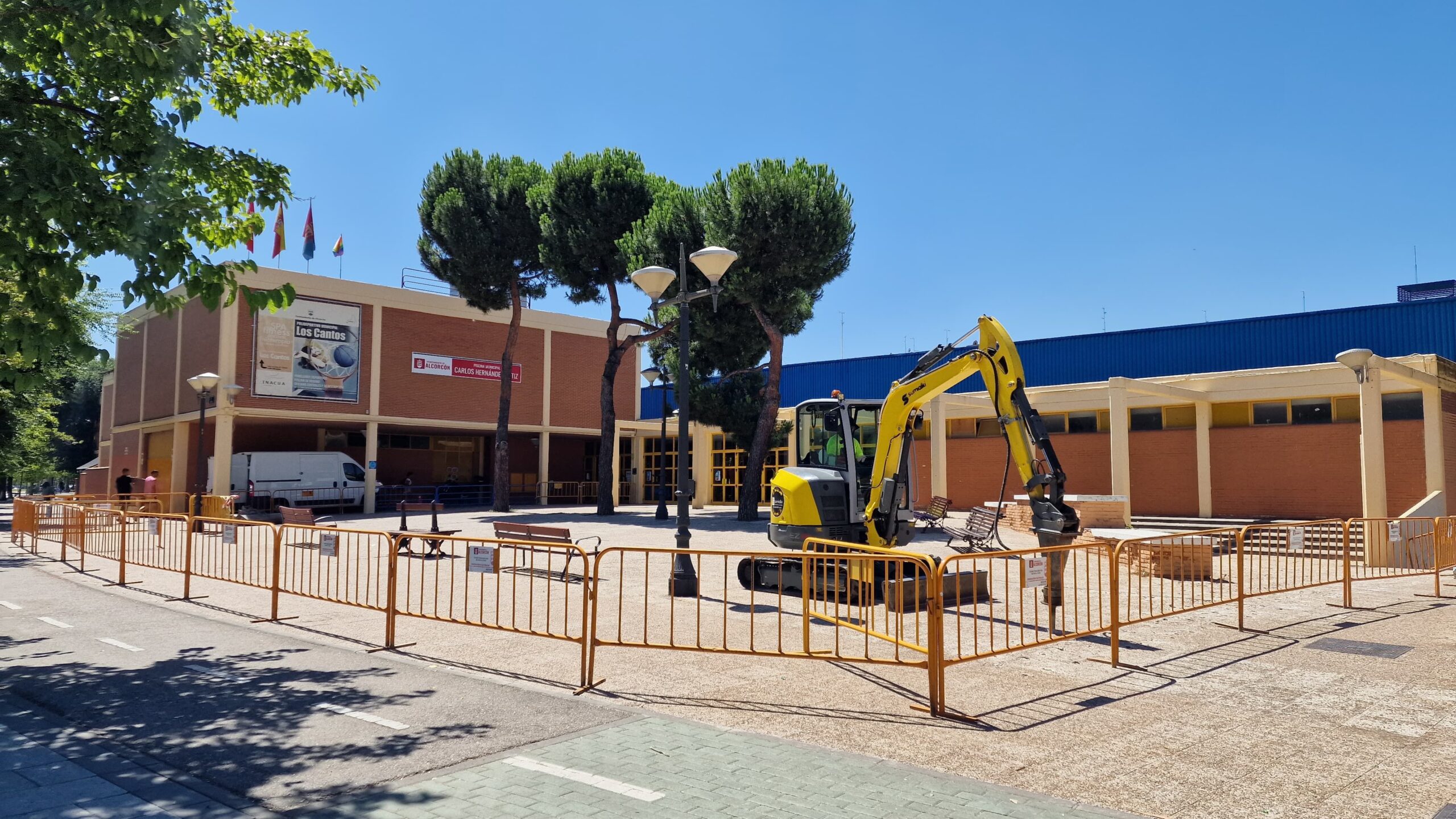 La esperada renovación del exterior del polideportivo Los Cantos de Alcorcón ya está en marcha