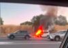 Escena impactante de un coche ardiendo en la M-40 a la altura de Alcorcón