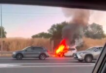 Escena impactante de un coche ardiendo en la M-40 a la altura de Alcorcón