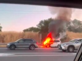 Escena impactante de un coche ardiendo en la M-40 a la altura de Alcorcón
