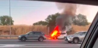 Escena impactante de un coche ardiendo en la M-40 a la altura de Alcorcón