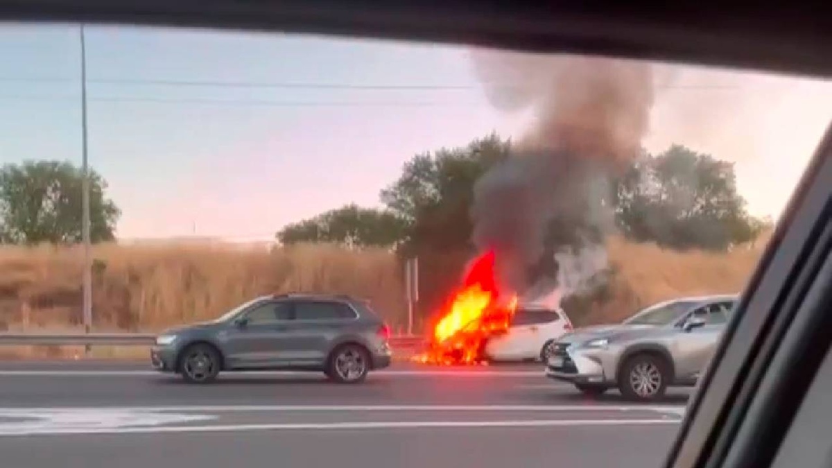 Escena impactante de un coche ardiendo en la M-40 a la altura de Alcorcón