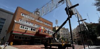 Las calles empiezan a vestirse de gala para las Fiestas de Alcorcón 2025 con la instalación de las luces