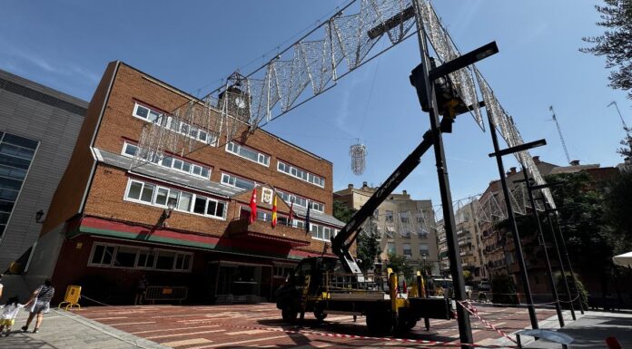 Las calles empiezan a vestirse de gala para las Fiestas de Alcorcón 2025 con la instalación de las luces