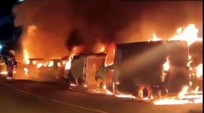 Extinguen cinco vehículos completamente incendiados en Ventorro del Cano en Alcorcón