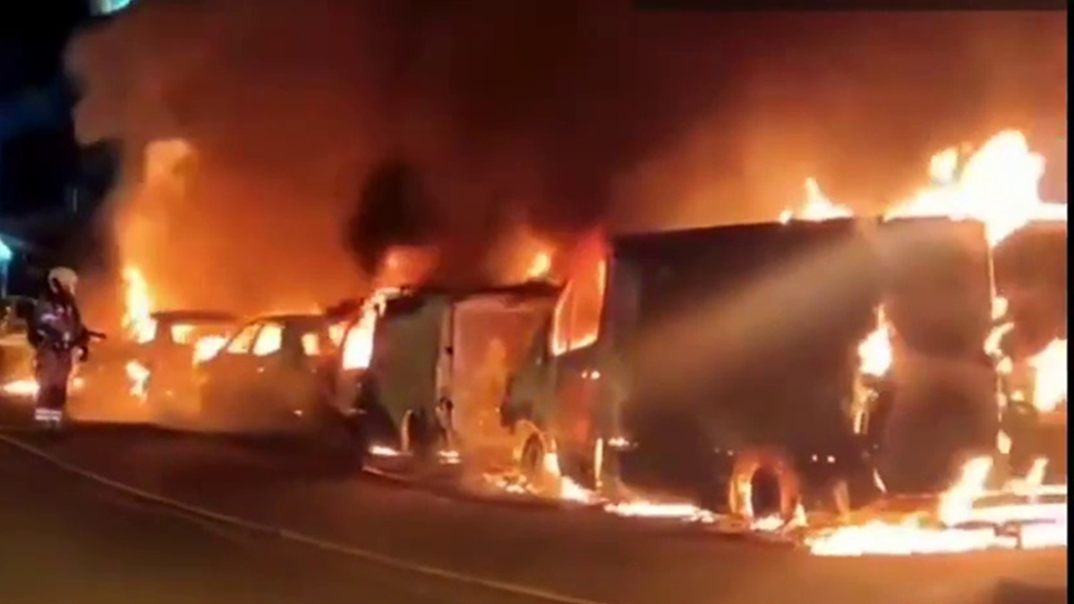 Extinguen cinco vehículos completamente incendiados en Ventorro del Cano en Alcorcón