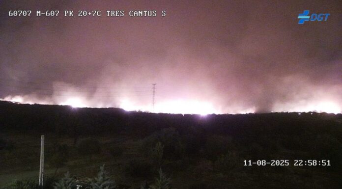 El viento traslada el olor a quemado por el incendio en Tres Cantos a Alcorcón