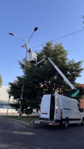 Las calles empiezan a vestirse de gala para las Fiestas de Alcorcón 2025 con la instalación de las luces