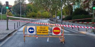 Corte de calle en la Avenida de Leganés este jueves en Alcorcón