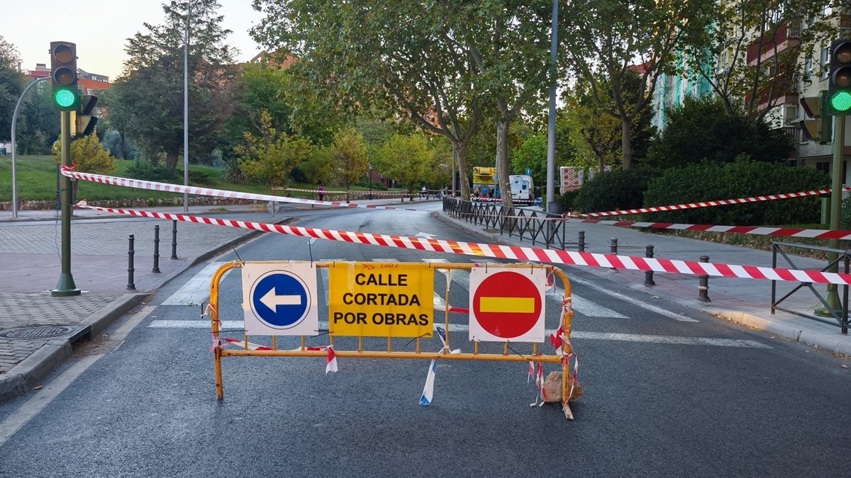 Corte de calle en la Avenida de Leganés este jueves en Alcorcón