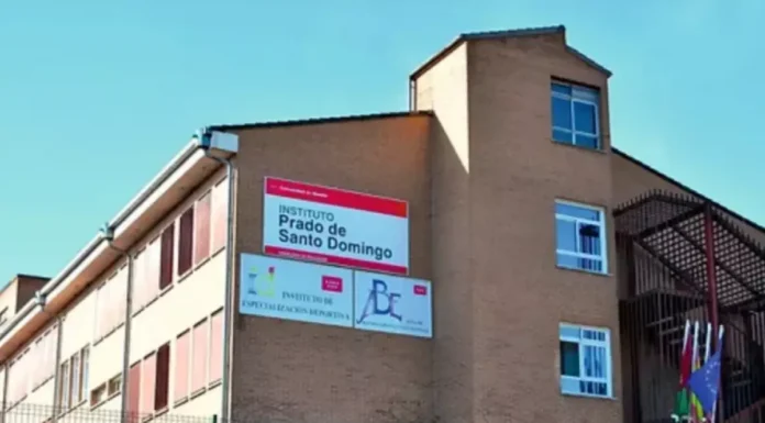 Sancionado el profesor de economía de un instituto de Alcorcón por llevar una camiseta de origen palestino