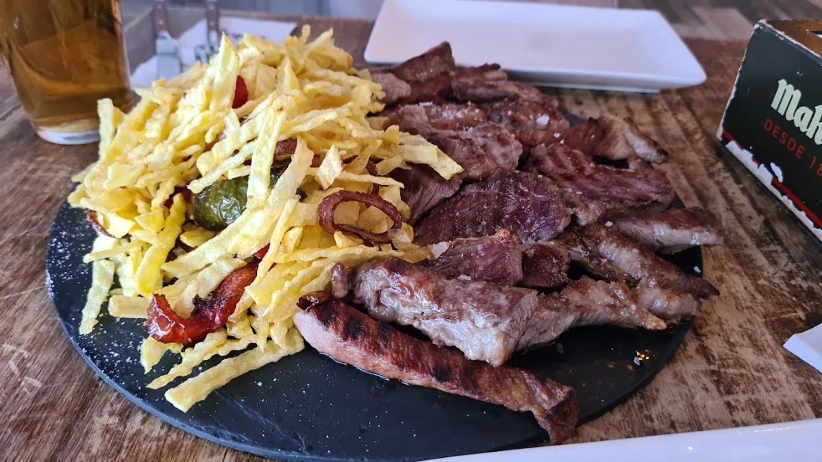 El bar de Alcorcón en el que sales lleno por 10 euros y que se ha hecho viral El bar de Alcorcón en el que sales lleno por 10 euros y que se ha hecho viral