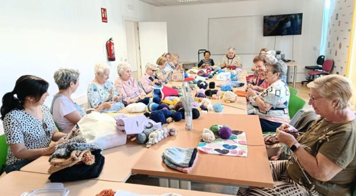 Charla y taller de crochet contra la violencia de género en Alcorcón: podcast alcorconhoy tejedoras Alcorcón