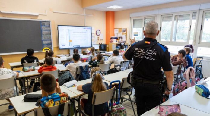 Alcorcón refuerza su lucha contra el acoso y el absentismo escolar con los agentes tutores Alcorcón refuerza su lucha contra el acoso y el absentismo escolar con los agentes tutores