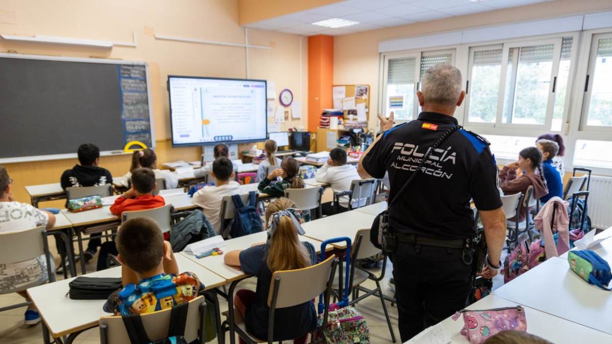 Alcorcón refuerza su lucha contra el acoso y el absentismo escolar con los agentes tutores Alcorcón refuerza su lucha contra el acoso y el absentismo escolar con los agentes tutores