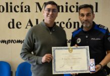 Ángel Almendro, policía de Alcorcón, premiado por su labor en la DANA Ángel Almendro, policía de Alcorcón, premiado por su labor en la DANA
