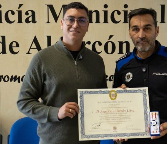 Ángel Almendro, policía de Alcorcón, premiado por su labor en la DANA Ángel Almendro, policía de Alcorcón, premiado por su labor en la DANA