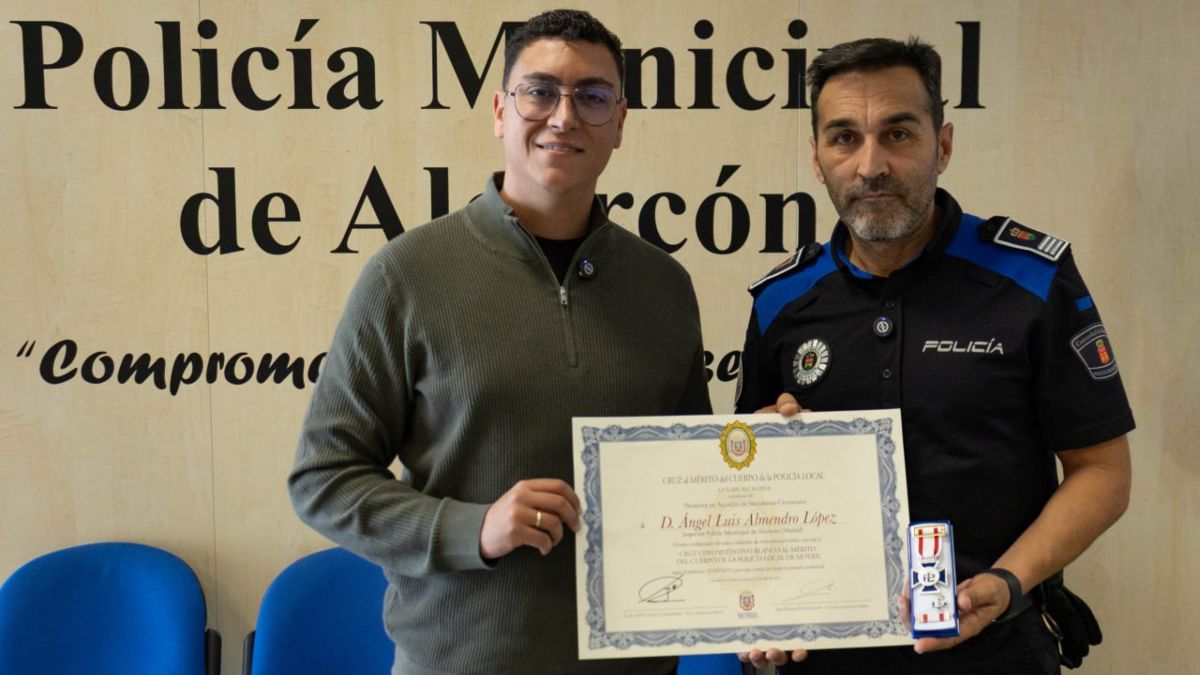 Ángel Almendro, policía de Alcorcón, premiado por su labor en la DANA Ángel Almendro, policía de Alcorcón, premiado por su labor en la DANA