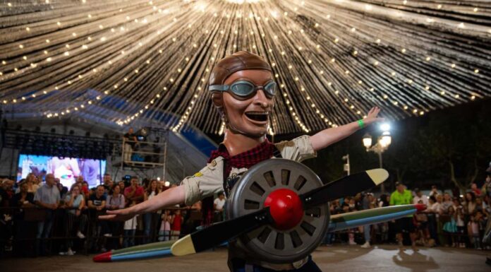 Alcorcón presume de tradición con los Gigantes y Cabezudos de Valderas en Torrejón Alcorcón presume de tradición con los Gigantes y Cabezudos de Valderas en Torrejón