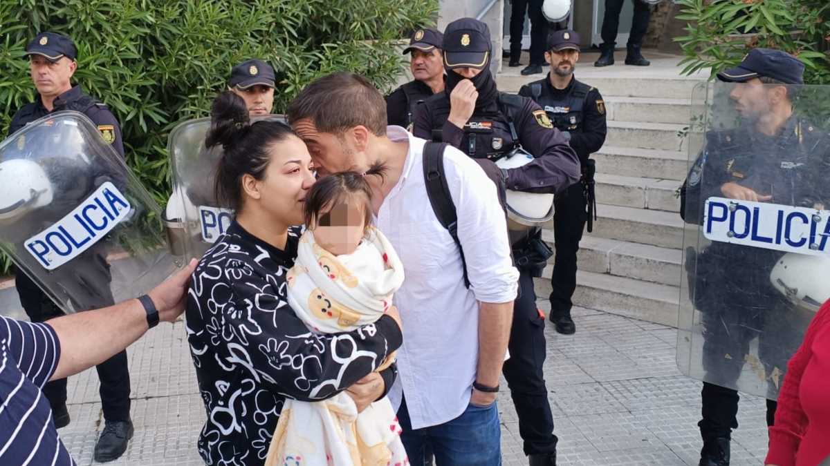 Desahucio en Alcorcón: una madre con tres hijos menores se queda sin hogar Desahucio en Alcorcón: una madre con tres hijos menores se queda sin hogar