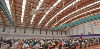 El Consistorio niega un "trato arbitrario". Opositores critican duramente el examen de Policía en Alcorcón y el Ayuntamiento se defiende El examen de oposición para cubrir 16 plazas de la escala básica de la Policía Municipal de Alcorcón, que tuvo lugar el pasado 15 de octubre, se ha convertido en foco de una fuerte controversia tras las graves acusaciones vertidas por los sindicatos CSIT Unión Profesional y Policía Local Asociada (P.L.A.) contra la Concejalía de Seguridad, dirigida por David López Martín, y el propio Ayuntamiento de Alcorcón. En una carta formal remitida al concejal, los sindicatos expresan su "profundo malestar" por la gestión del proceso, señalando un retraso de "casi dos años" en la convocatoria a la que, originalmente, aspiraban 1.400 personas y a la que, finalmente, se presentaron unos 600 opositores. Opositores critican duramente el examen de Policía en Alcorcón y el Ayuntamiento se defiende Además, los dos sindicatos aseguran que el examen se desarrolló con una "nefasta organización" que duró cerca de cinco horas y que, según los firmantes, se llevó a cabo bajo un "trato arbitrario". La denuncia sindical eleva el tono al describir situaciones extremas vividas por los aspirantes, a quienes se les prohibió abandonar la sala. El escrito afirma que incluso hubo opositores que llegaron a "orinarse encima" o a realizar sus necesidades "en botellas de plástico" ante la imposibilidad de moverse. Esta situación, según CSIT y P.L.A., llevó a algunos aspirantes a abandonar la prueba. La carta concluye con un duro mensaje: "Si esta es la imagen que usted quiere vender de la Policía Municipal de Alcorcón, no cuente con nosotros". El Ayuntamiento defiende su gestión En respuesta a las alegaciones sindicales, el Ayuntamiento de Alcorcón ha defendido la legalidad y la buena praxis del proceso. Desde el Consistorio han querido ratificar a este periódico que "el proceso selectivo se desarrolló con normalidad y de forma óptima, salvo una incidencia puntual". Según la versión municipal, el procedimiento del examen fue el habitual en este tipo de procesos, y los aspirantes fueron "informados claramente de las reglas del examen y sobre que no es posible abandonar el mismo salvo por razones médicas justificadas". Finalmente, desde el Ayuntamiento se ha querido precisar que el sindicato firmante (CSIT Unión Profesional, en referencia al ámbito local) "no tiene representación en el Ayuntamiento de Alcorcón".