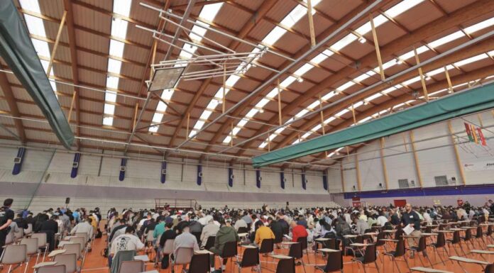 Opositores critican duramente el examen de Policía en Alcorcón y el Ayuntamiento se defiende El Consistorio niega un "trato arbitrario". Opositores critican duramente el examen de Policía en Alcorcón y el Ayuntamiento se defiende El examen de oposición para cubrir 16 plazas de la escala básica de la Policía Municipal de Alcorcón, que tuvo lugar el pasado 15 de octubre, se ha convertido en foco de una fuerte controversia tras las graves acusaciones vertidas por los sindicatos CSIT Unión Profesional y Policía Local Asociada (P.L.A.) contra la Concejalía de Seguridad, dirigida por David López Martín, y el propio Ayuntamiento de Alcorcón. En una carta formal remitida al concejal, los sindicatos expresan su "profundo malestar" por la gestión del proceso, señalando un retraso de "casi dos años" en la convocatoria a la que, originalmente, aspiraban 1.400 personas y a la que, finalmente, se presentaron unos 600 opositores. Opositores critican duramente el examen de Policía en Alcorcón y el Ayuntamiento se defiende Además, los dos sindicatos aseguran que el examen se desarrolló con una "nefasta organización" que duró cerca de cinco horas y que, según los firmantes, se llevó a cabo bajo un "trato arbitrario". La denuncia sindical eleva el tono al describir situaciones extremas vividas por los aspirantes, a quienes se les prohibió abandonar la sala. El escrito afirma que incluso hubo opositores que llegaron a "orinarse encima" o a realizar sus necesidades "en botellas de plástico" ante la imposibilidad de moverse. Esta situación, según CSIT y P.L.A., llevó a algunos aspirantes a abandonar la prueba. La carta concluye con un duro mensaje: "Si esta es la imagen que usted quiere vender de la Policía Municipal de Alcorcón, no cuente con nosotros". El Ayuntamiento defiende su gestión En respuesta a las alegaciones sindicales, el Ayuntamiento de Alcorcón ha defendido la legalidad y la buena praxis del proceso. Desde el Consistorio han querido ratificar a este periódico que "el proceso selectivo se desarrolló con normalidad y de forma óptima, salvo una incidencia puntual". Según la versión municipal, el procedimiento del examen fue el habitual en este tipo de procesos, y los aspirantes fueron "informados claramente de las reglas del examen y sobre que no es posible abandonar el mismo salvo por razones médicas justificadas". Finalmente, desde el Ayuntamiento se ha querido precisar que el sindicato firmante (CSIT Unión Profesional, en referencia al ámbito local) "no tiene representación en el Ayuntamiento de Alcorcón".