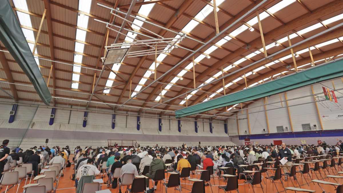 El Consistorio niega un "trato arbitrario". Opositores critican duramente el examen de Policía en Alcorcón y el Ayuntamiento se defiende El examen de oposición para cubrir 16 plazas de la escala básica de la Policía Municipal de Alcorcón, que tuvo lugar el pasado 15 de octubre, se ha convertido en foco de una fuerte controversia tras las graves acusaciones vertidas por los sindicatos CSIT Unión Profesional y Policía Local Asociada (P.L.A.) contra la Concejalía de Seguridad, dirigida por David López Martín, y el propio Ayuntamiento de Alcorcón. En una carta formal remitida al concejal, los sindicatos expresan su "profundo malestar" por la gestión del proceso, señalando un retraso de "casi dos años" en la convocatoria a la que, originalmente, aspiraban 1.400 personas y a la que, finalmente, se presentaron unos 600 opositores. Opositores critican duramente el examen de Policía en Alcorcón y el Ayuntamiento se defiende Además, los dos sindicatos aseguran que el examen se desarrolló con una "nefasta organización" que duró cerca de cinco horas y que, según los firmantes, se llevó a cabo bajo un "trato arbitrario". La denuncia sindical eleva el tono al describir situaciones extremas vividas por los aspirantes, a quienes se les prohibió abandonar la sala. El escrito afirma que incluso hubo opositores que llegaron a "orinarse encima" o a realizar sus necesidades "en botellas de plástico" ante la imposibilidad de moverse. Esta situación, según CSIT y P.L.A., llevó a algunos aspirantes a abandonar la prueba. La carta concluye con un duro mensaje: "Si esta es la imagen que usted quiere vender de la Policía Municipal de Alcorcón, no cuente con nosotros". El Ayuntamiento defiende su gestión En respuesta a las alegaciones sindicales, el Ayuntamiento de Alcorcón ha defendido la legalidad y la buena praxis del proceso. Desde el Consistorio han querido ratificar a este periódico que "el proceso selectivo se desarrolló con normalidad y de forma óptima, salvo una incidencia puntual". Según la versión municipal, el procedimiento del examen fue el habitual en este tipo de procesos, y los aspirantes fueron "informados claramente de las reglas del examen y sobre que no es posible abandonar el mismo salvo por razones médicas justificadas". Finalmente, desde el Ayuntamiento se ha querido precisar que el sindicato firmante (CSIT Unión Profesional, en referencia al ámbito local) "no tiene representación en el Ayuntamiento de Alcorcón". El Consistorio niega un "trato arbitrario". Opositores critican duramente el examen de Policía en Alcorcón y el Ayuntamiento se defiende El examen de oposición para cubrir 16 plazas de la escala básica de la Policía Municipal de Alcorcón, que tuvo lugar el pasado 15 de octubre, se ha convertido en foco de una fuerte controversia tras las graves acusaciones vertidas por los sindicatos CSIT Unión Profesional y Policía Local Asociada (P.L.A.) contra la Concejalía de Seguridad, dirigida por David López Martín, y el propio Ayuntamiento de Alcorcón. En una carta formal remitida al concejal, los sindicatos expresan su "profundo malestar" por la gestión del proceso, señalando un retraso de "casi dos años" en la convocatoria a la que, originalmente, aspiraban 1.400 personas y a la que, finalmente, se presentaron unos 600 opositores. Opositores critican duramente el examen de Policía en Alcorcón y el Ayuntamiento se defiende Además, los dos sindicatos aseguran que el examen se desarrolló con una "nefasta organización" que duró cerca de cinco horas y que, según los firmantes, se llevó a cabo bajo un "trato arbitrario". La denuncia sindical eleva el tono al describir situaciones extremas vividas por los aspirantes, a quienes se les prohibió abandonar la sala. El escrito afirma que incluso hubo opositores que llegaron a "orinarse encima" o a realizar sus necesidades "en botellas de plástico" ante la imposibilidad de moverse. Esta situación, según CSIT y P.L.A., llevó a algunos aspirantes a abandonar la prueba. La carta concluye con un duro mensaje: "Si esta es la imagen que usted quiere vender de la Policía Municipal de Alcorcón, no cuente con nosotros". El Ayuntamiento defiende su gestión En respuesta a las alegaciones sindicales, el Ayuntamiento de Alcorcón ha defendido la legalidad y la buena praxis del proceso. Desde el Consistorio han querido ratificar a este periódico que "el proceso selectivo se desarrolló con normalidad y de forma óptima, salvo una incidencia puntual". Según la versión municipal, el procedimiento del examen fue el habitual en este tipo de procesos, y los aspirantes fueron "informados claramente de las reglas del examen y sobre que no es posible abandonar el mismo salvo por razones médicas justificadas". Finalmente, desde el Ayuntamiento se ha querido precisar que el sindicato firmante (CSIT Unión Profesional, en referencia al ámbito local) "no tiene representación en el Ayuntamiento de Alcorcón".