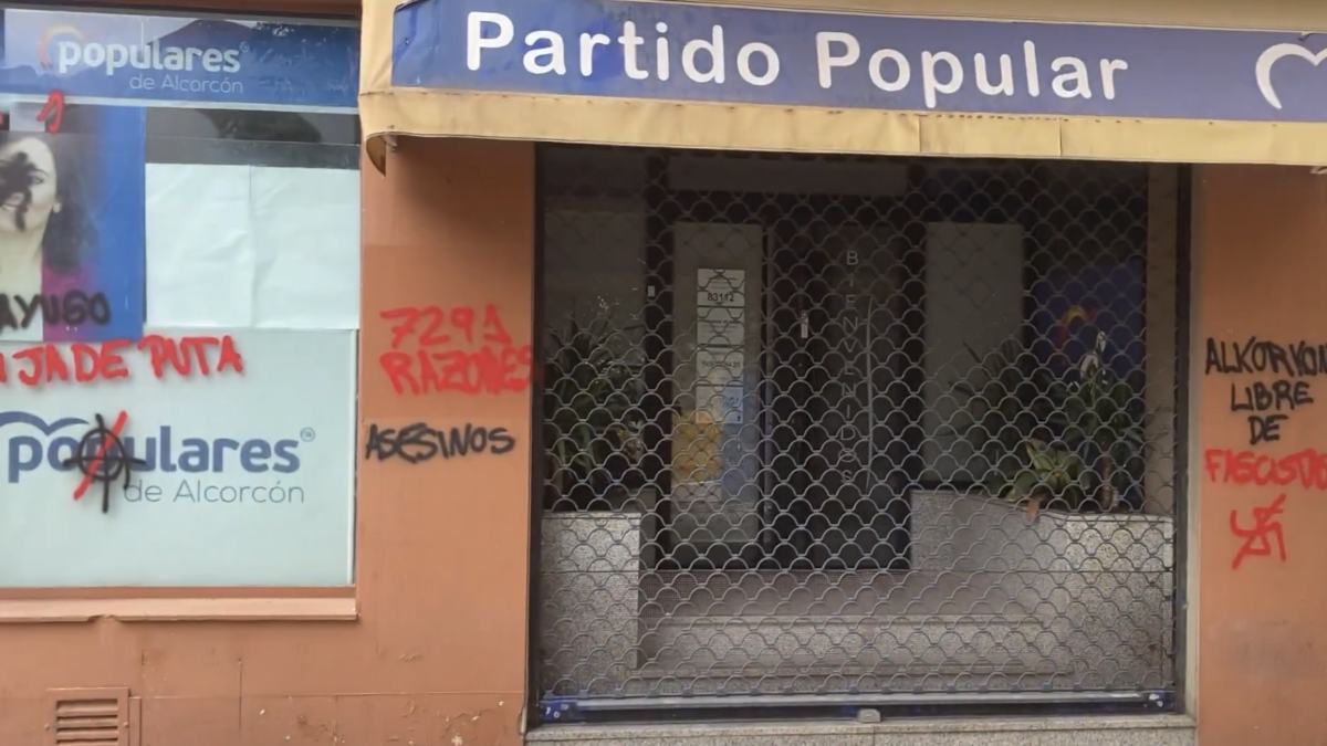El PP se suma a Vox y denuncia actos vandálicos en su sede de Alcorcón El PP se suma a Vox y denuncia actos vandálicos en su sede de Alcorcón