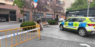 Un hundimiento corta la calle Colón y complica el tráfico en el centro de Alcorcón