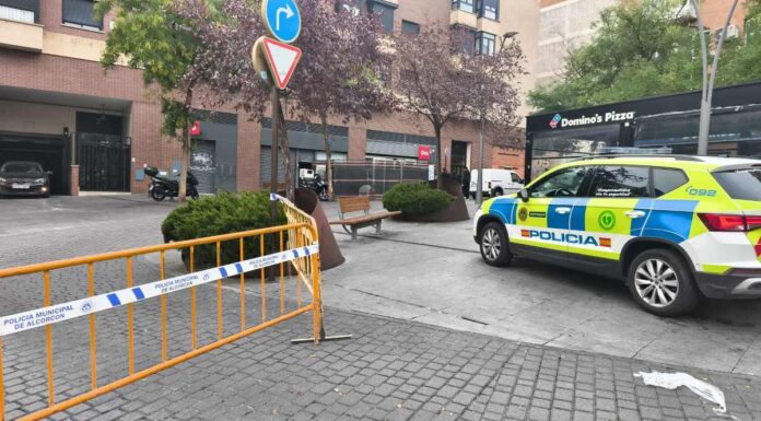 Un hundimiento corta la calle Colón y complica el tráfico en el centro de Alcorcón Un hundimiento corta la calle Colón y complica el tráfico en el centro de Alcorcón
