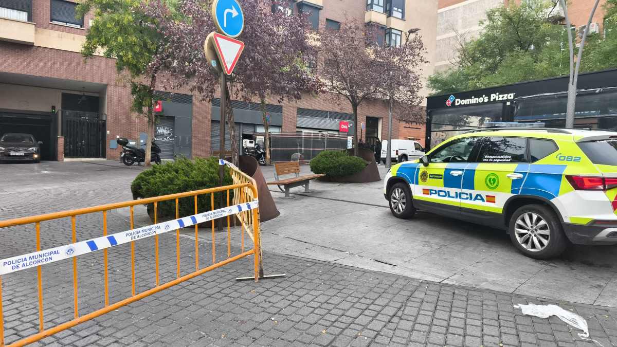 Un hundimiento corta la calle Colón y complica el tráfico en el centro de Alcorcón Un hundimiento corta la calle Colón y complica el tráfico en el centro de Alcorcón