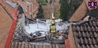 Un incendio arrasa la parte superior de una vivienda en Alcorcón