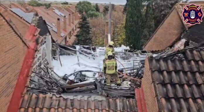 Un incendio arrasa la parte superior de una vivienda en Alcorcón Un incendio arrasa la parte superior de una vivienda en Alcorcón