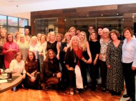 La VIII edición de ‘Orgulloso de Alcorcón’ reúne a decenas de vecinos y reconoce la labor de seis referentes locales La VIII comida anual de ‘Orgulloso de Alcorcón’ reúne a decenas de vecinos y reconoce la labor de seis referentes locales