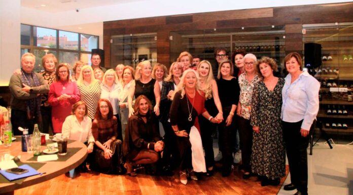 La VIII edición de ‘Orgulloso de Alcorcón’ reúne a decenas de vecinos y reconoce la labor de seis referentes locales La VIII comida anual de ‘Orgulloso de Alcorcón’ reúne a decenas de vecinos y reconoce la labor de seis referentes locales