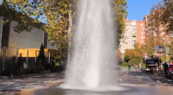 Susto en Alcorcón tras un impactante escape de agua Susto en Alcorcón tras un impactante escape de agua
