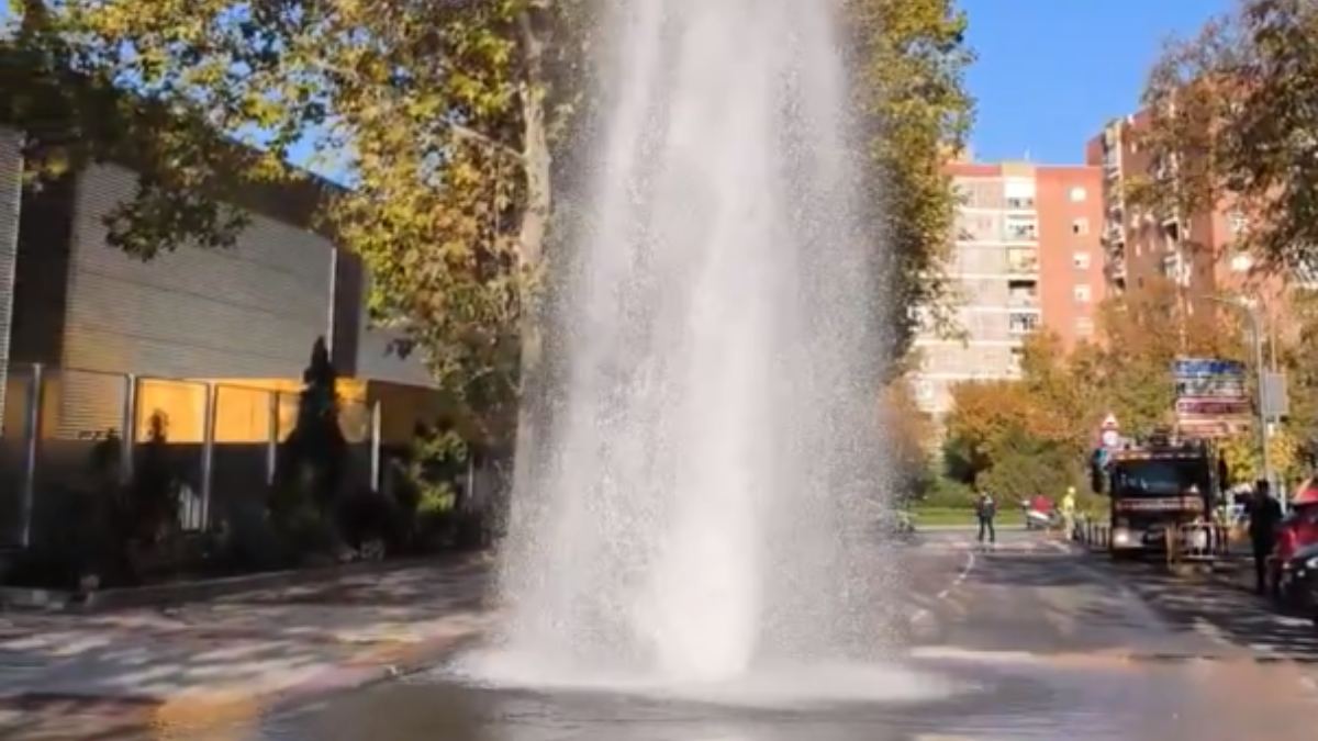 Susto en Alcorcón tras un impactante escape de agua