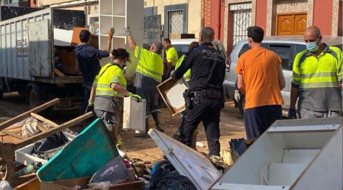 Paiporta otorga la Medalla Dorada a la Policía de Alcorcón por su ayuda en la DANA: podcast alcorconhoy Policía de Alcorcón en Paiporta
