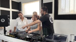 ScratchMe DJ School: la escuela de Alcorcón donde niños y mayores pueden convertirse en DJ profesionales