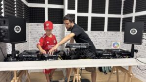 ScratchMe DJ School: la escuela de Alcorcón donde niños y mayores pueden convertirse en DJ profesionales