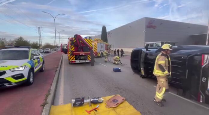 Vuelco de un vehículo en un accidente que dejó un herido leve en Alcorcón
