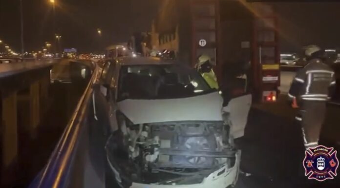Rescatado ileso un conductor atrapado en su vehículo tras un accidente en la M-50 a la altura de Alcorcón Rescatado ileso un conductor atrapado en su vehículo tras un accidente en la M-50 a la altura de Alcorcón