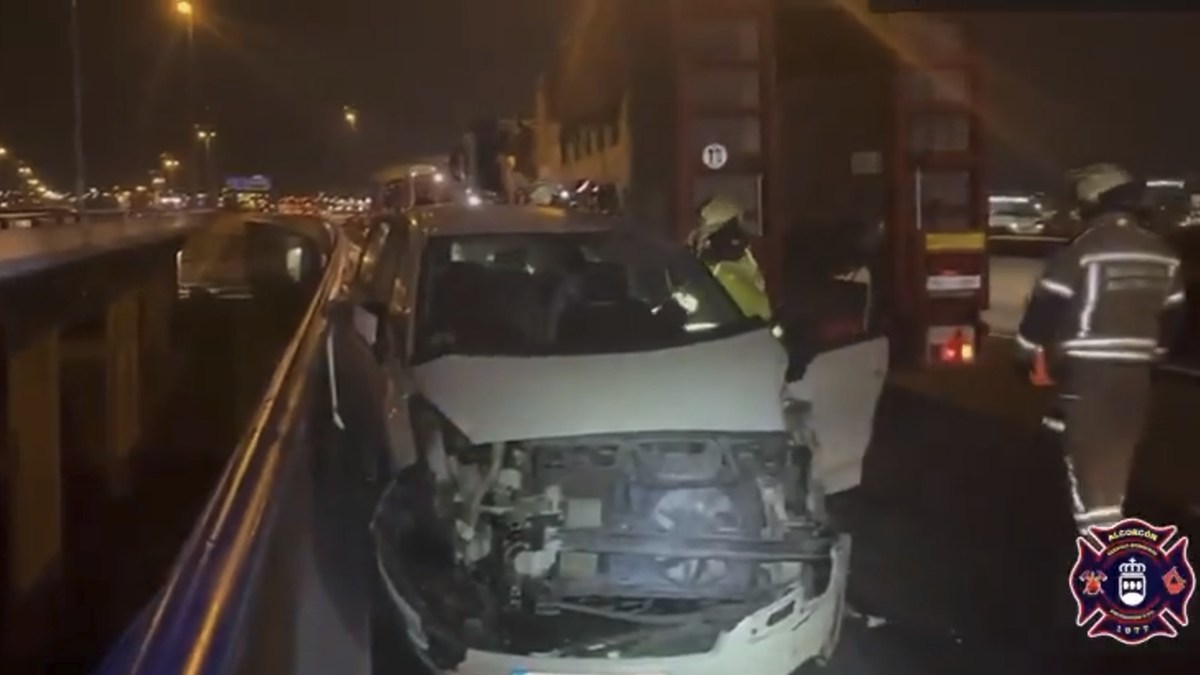 Rescatado ileso un conductor atrapado en su vehículo tras un accidente en la M-50 a la altura de Alcorcón