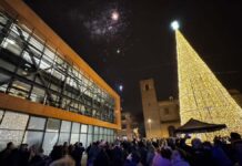 Alcorcón enciende sus luces de Navidad con retraso y opiniones dispares Alcorcón enciende sus luces de Navidad con retraso y opiniones dispares