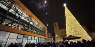 Alcorcón enciende sus luces de Navidad con retraso y opiniones dispares